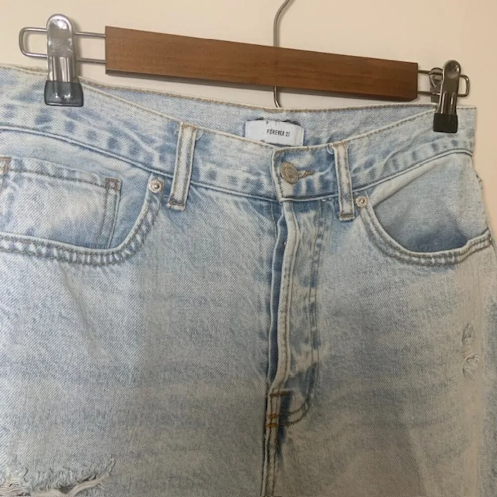 Forever 21 Y2K 90s Style Light Wash Ripped Distressed High-Rise Jeans - Size 28‎